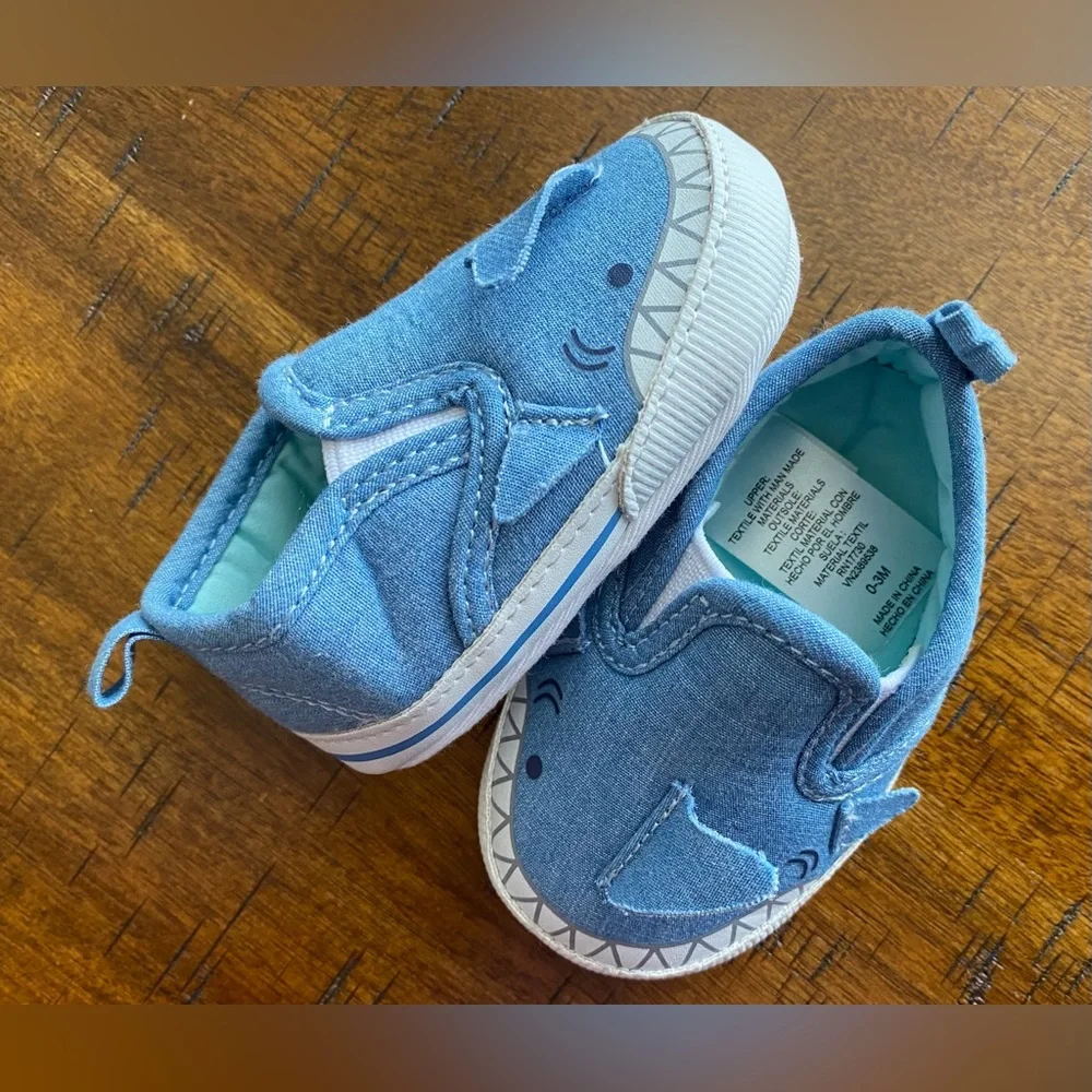 •EUC•Carter’s 0-3 Month Shark Crib Shoes